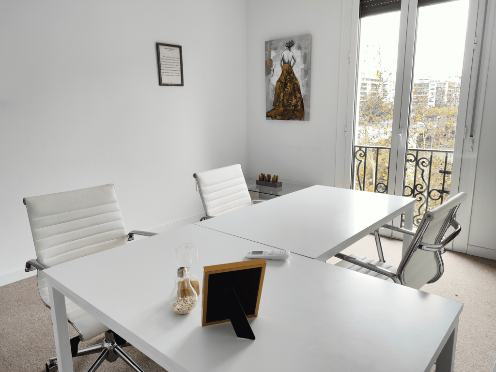 Despacho privado con balcón y vistas exteriores en centro de negocios INN Offices Torre del Oro, Sevilla