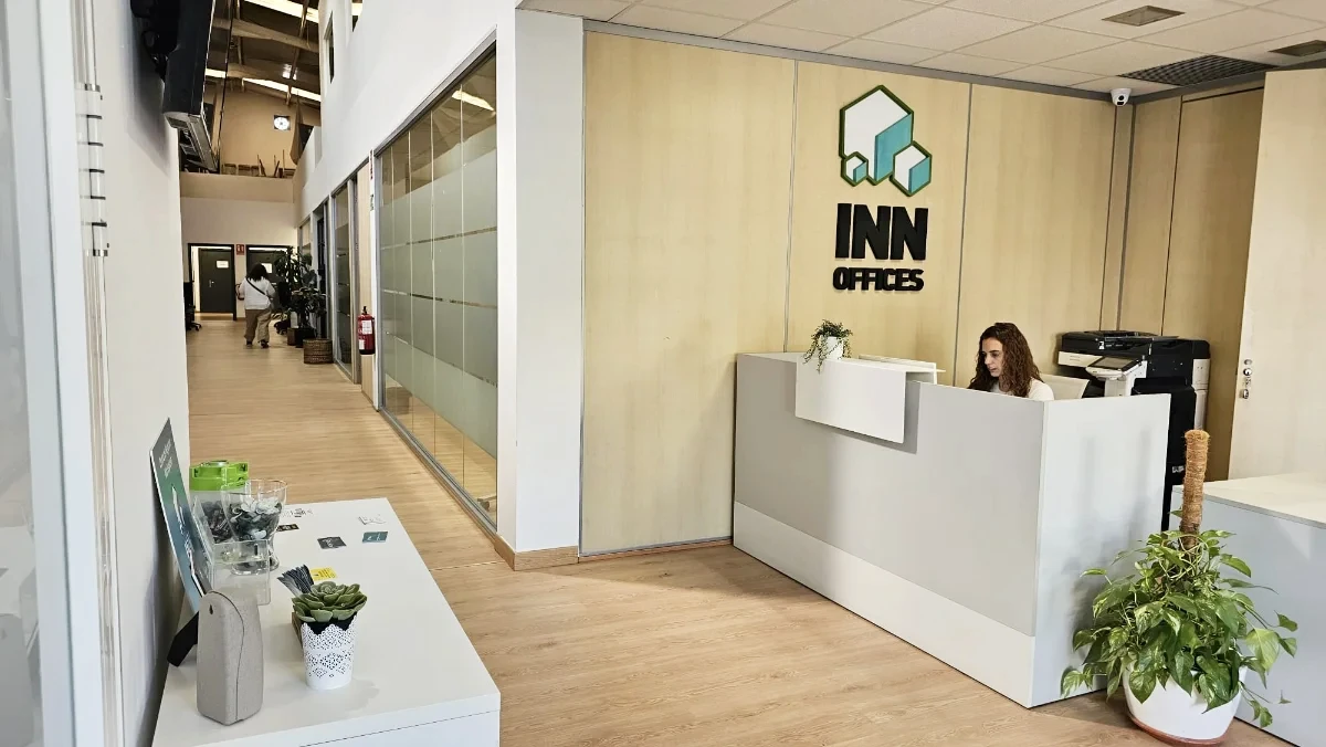 Recepcion Inn Offices – Vista del pasillo y area de trabajo