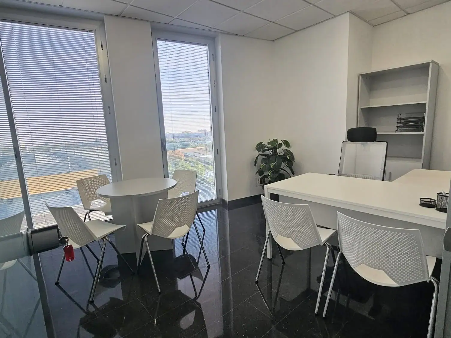 Despacho exterior con doble ventana, vistas al Aljarafe y zona de reunión en INN Offices Torre Aljarafe Center