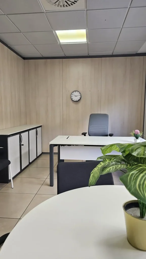 Despacho con amplia iluminación natural en centro de negocios INN Offices Cartuja TWD, Sevilla
