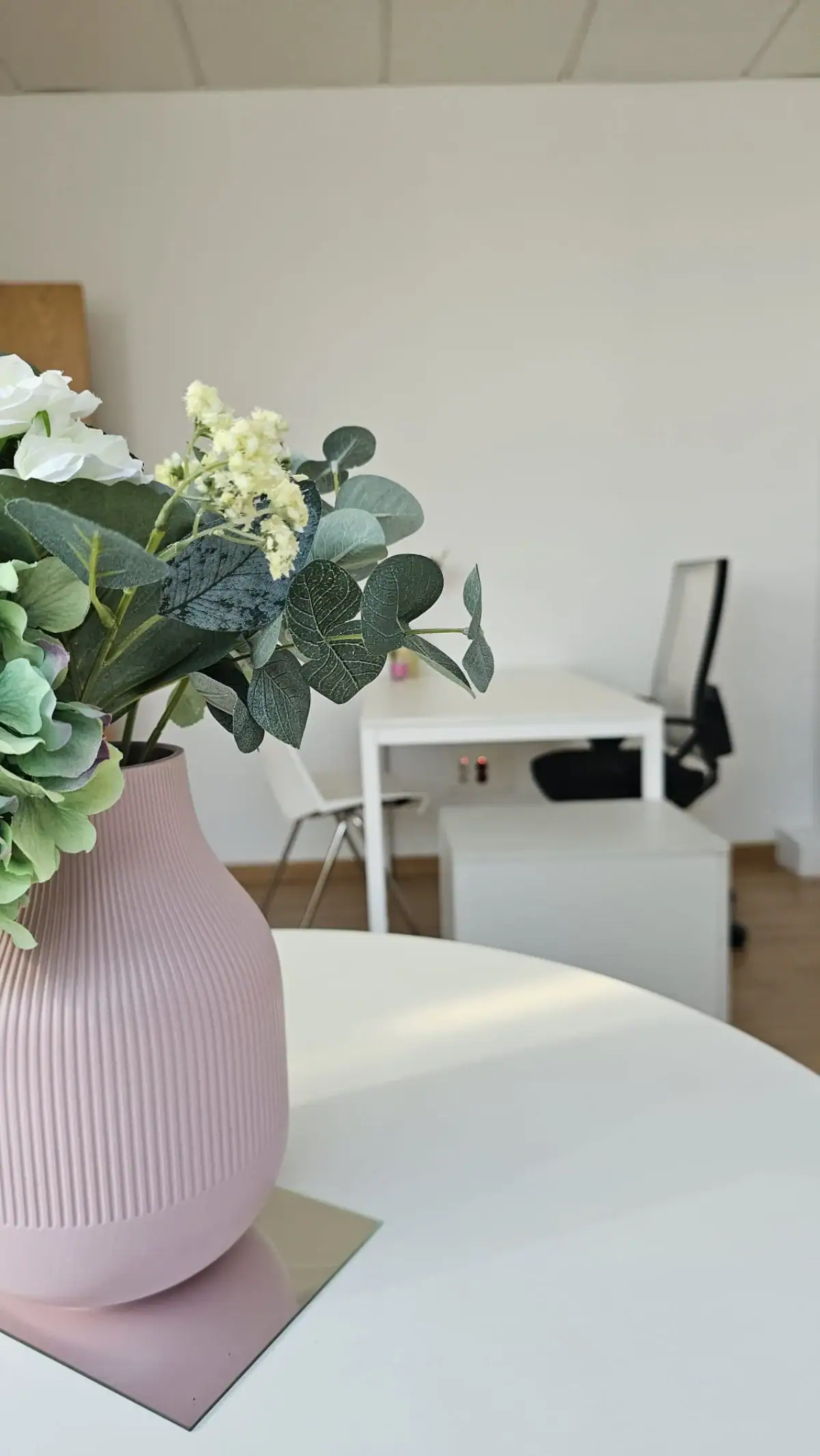 Despacho privado decorado con mesa redonda y escritorio en el centro de negocios INN Offices Torneo, Sevilla
