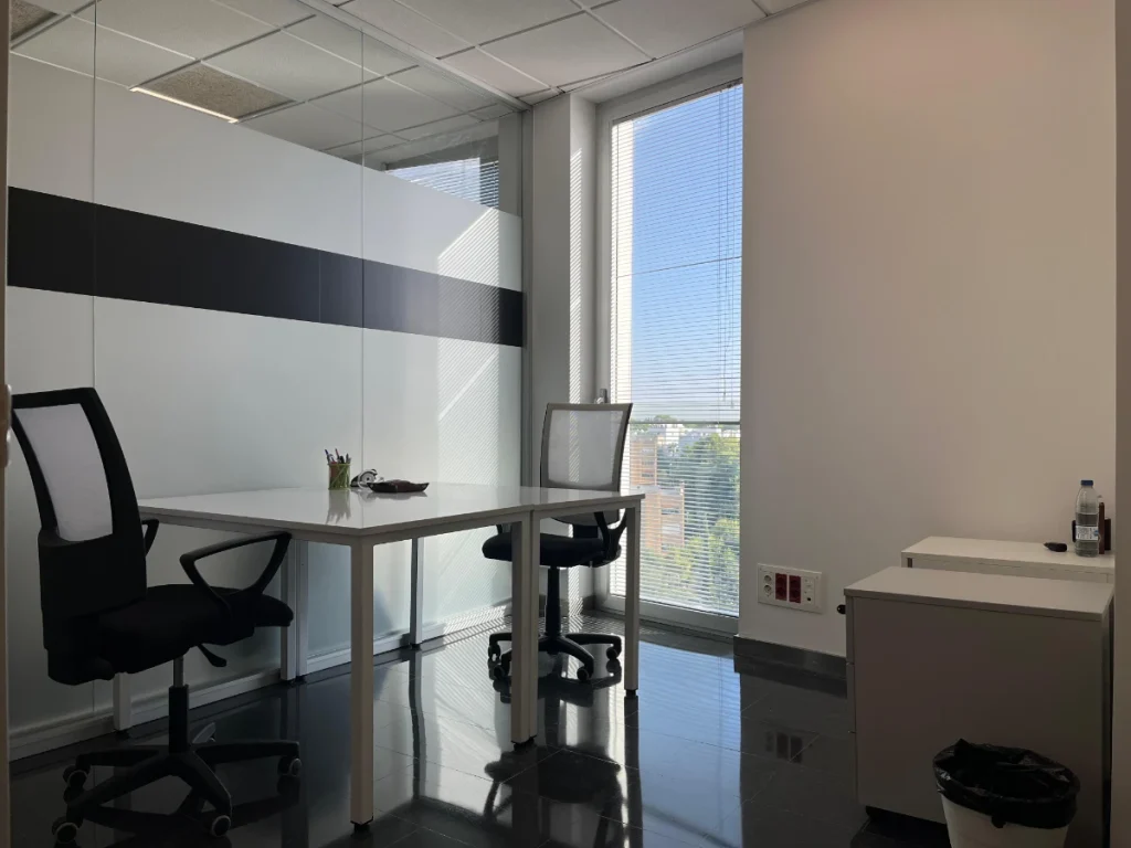 Despacho privado totalmente equipado con mobiliario ergonómico en INN Offices Torre Aljarafe