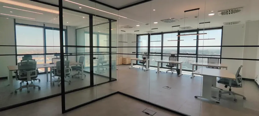 Despachos privados con mamparas de cristal y vistas en planta 11 del centro de negocios INN Offices Torneo, Sevilla