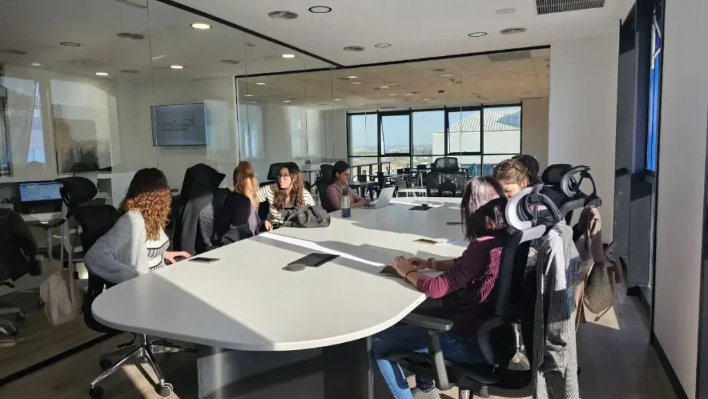 Equipo de trabajo en reunión en la sala de reuniones del centro de negocios INN Offices Torneo, Sevilla
