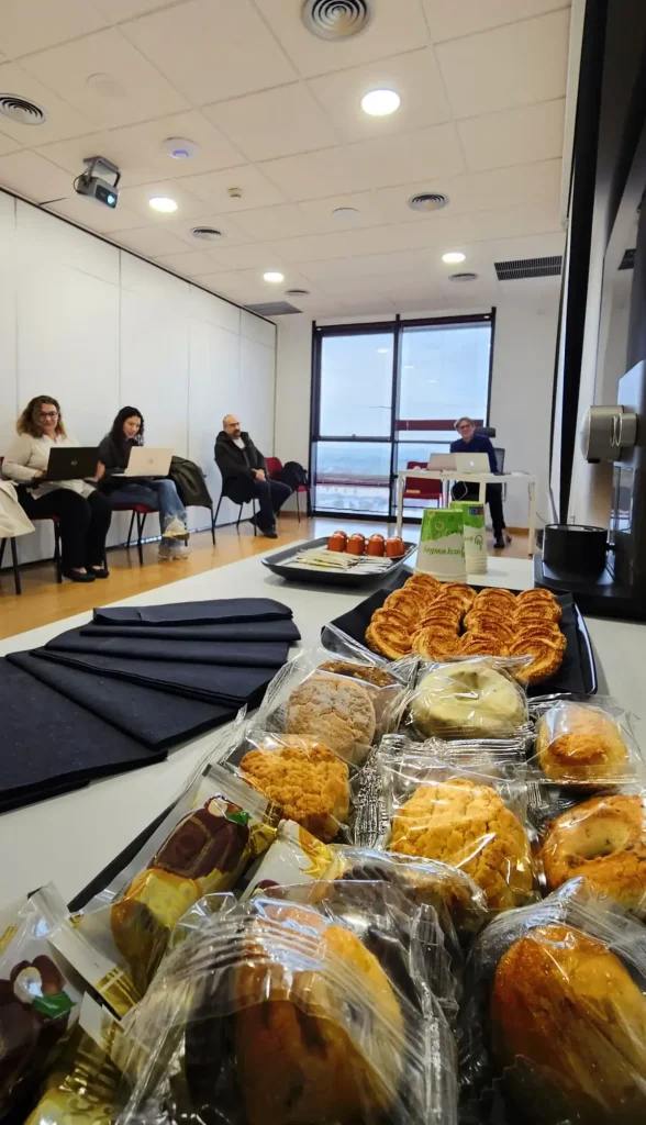Evento de formación con asistentes y catering en la sala de formación del centro de negocios INN Offices Torneo, Sevilla