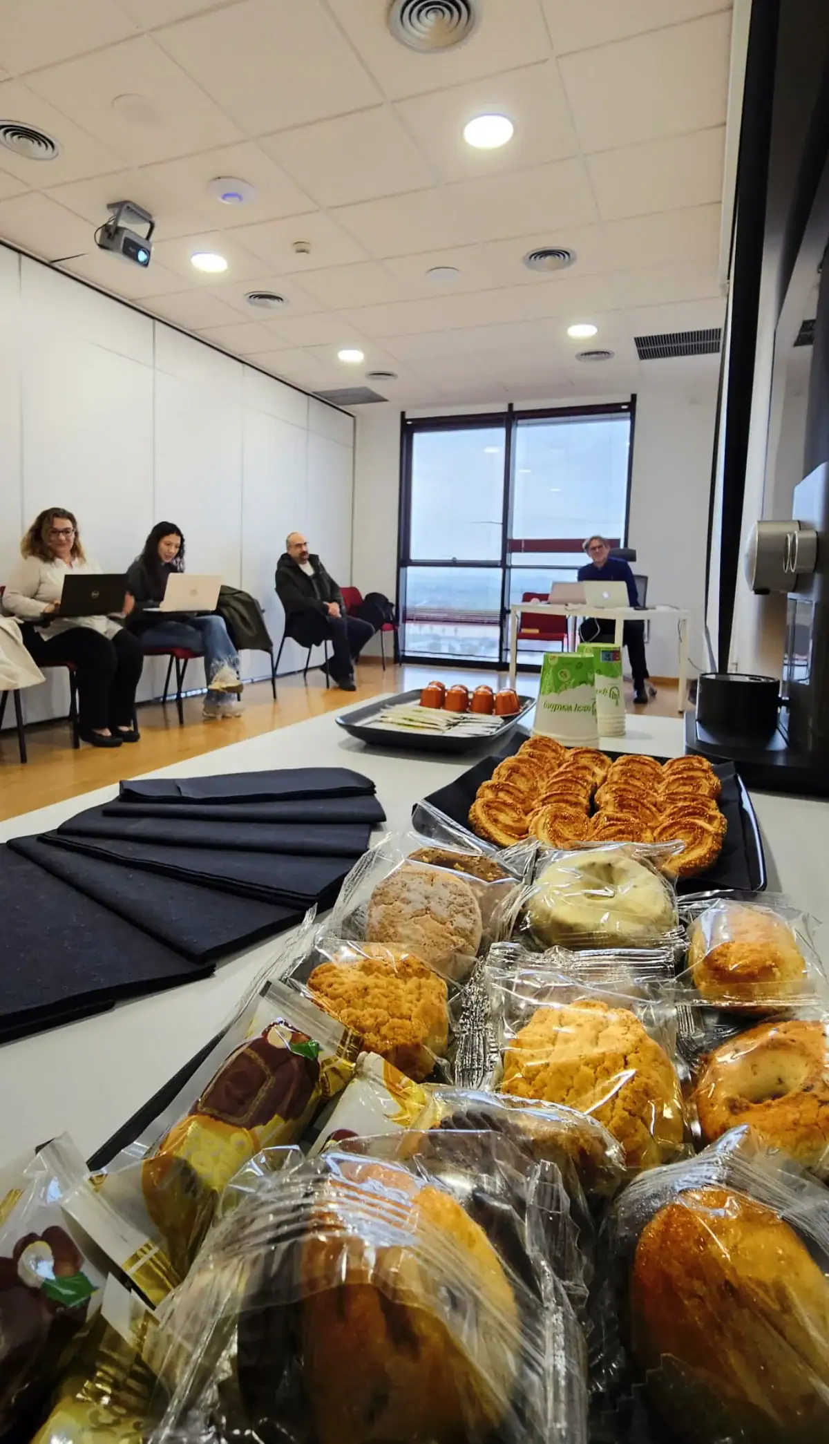 Evento de formación con asistentes y catering en la sala de formación del centro de negocios INN Offices Torneo, Sevilla