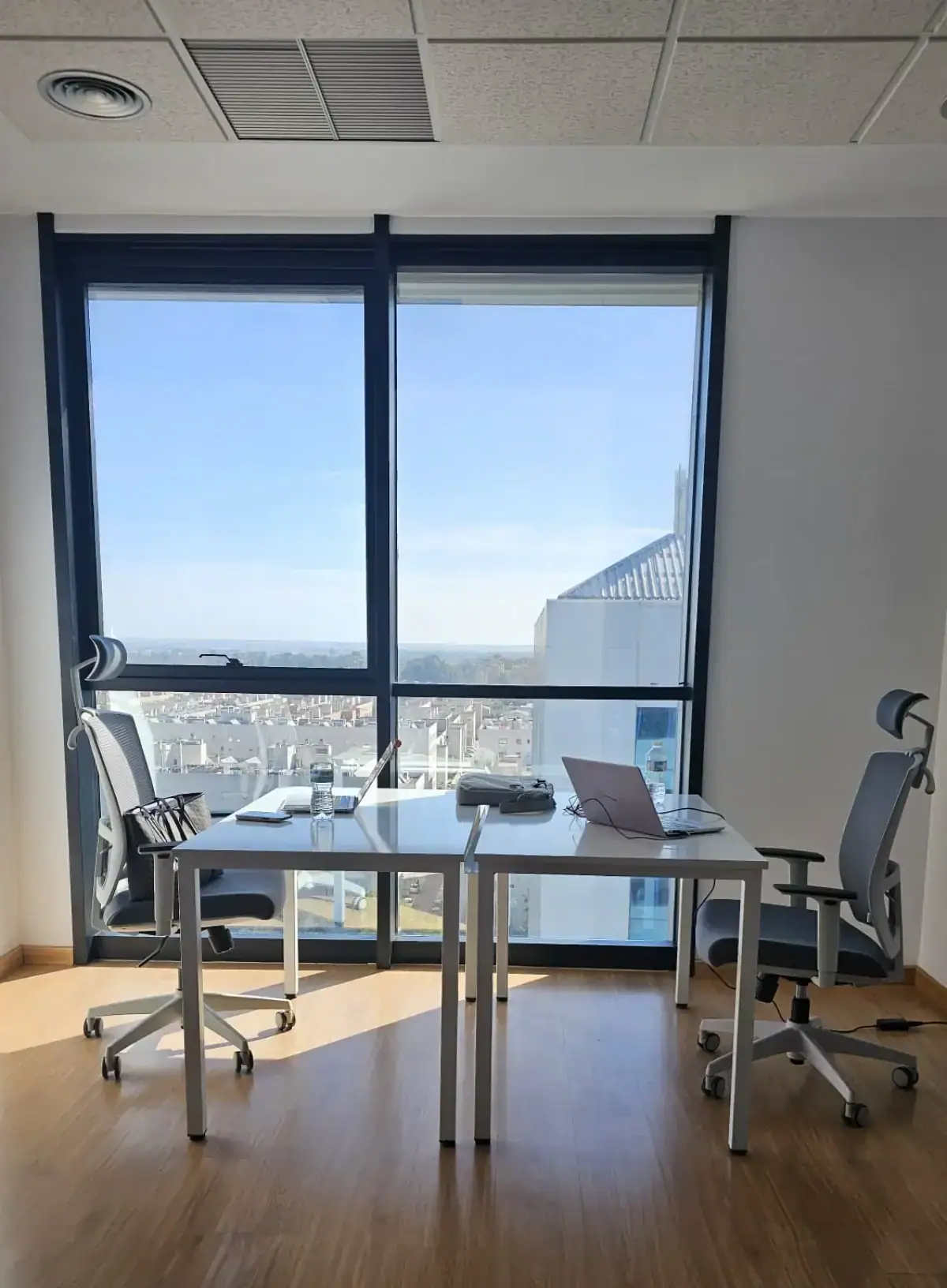 Despacho privado decorado con mesa redonda y escritorio en el centro de negocios INN Offices Torneo, Sevilla