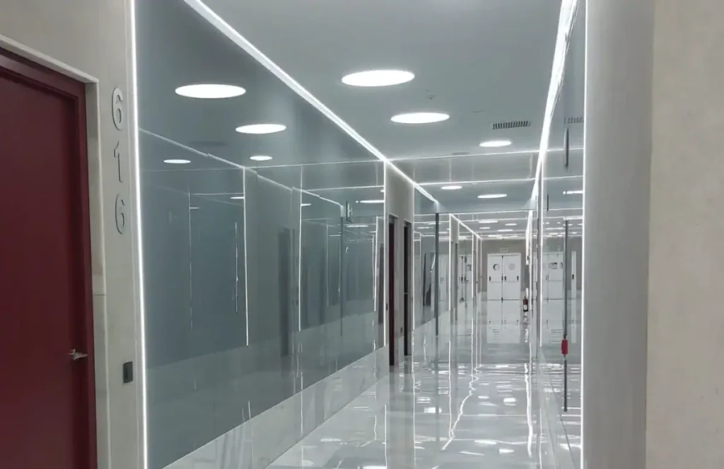 Pasillo con despachos de cristal en planta 6 del centro de negocios INN Offices Nervión, Sevilla