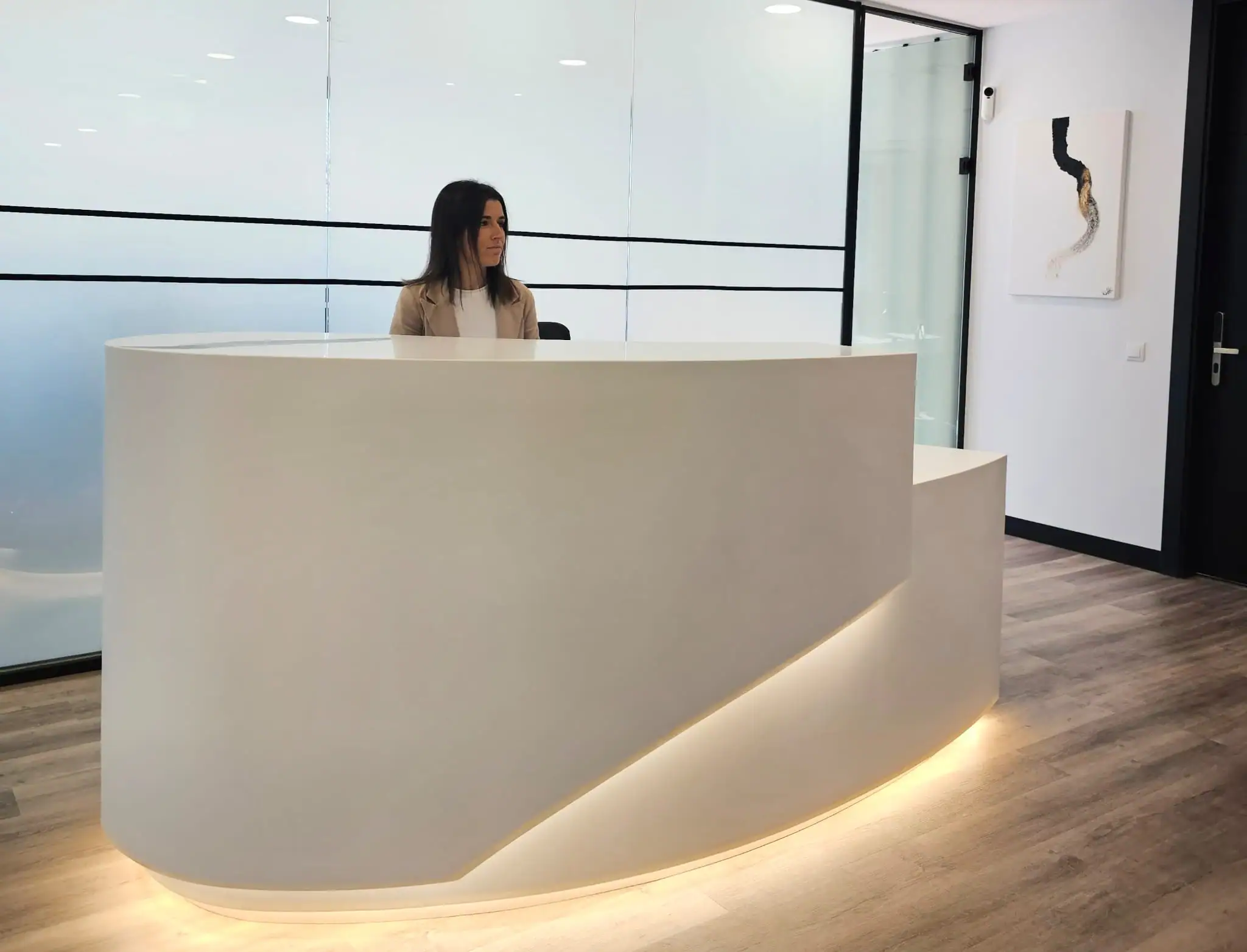 Recepción del centro de negocios INN Offices Torneo, Sevilla, con mostrador curvo y atención personalizada