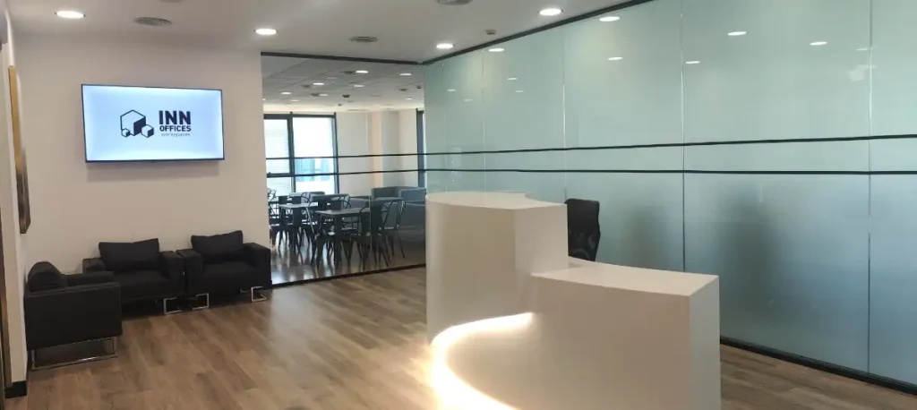 Recepción y entrada del centro de negocios INN Offices Torneo en el Parque Empresarial Torneo, Sevilla