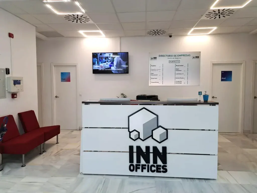 Recepción con mostrador INN Offices y directorio de empresas en centro de negocios Nervión, Sevilla