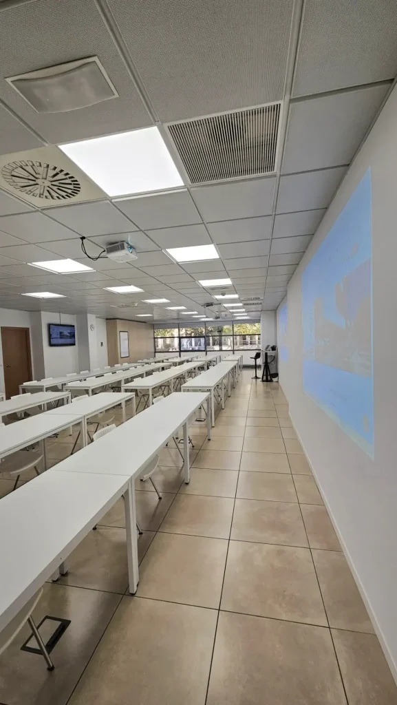 Sala de formación amplia con capacidad para grupos grandes en centro de negocios INN Offices Cartuja TWD, Sevilla