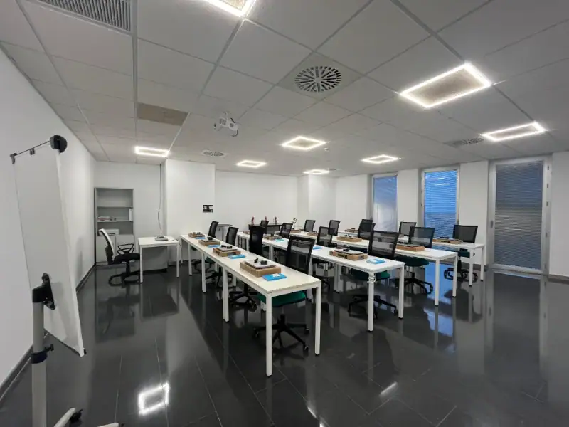 Sala de formación equipada para 45 personas en centro de negocios INN Offices Torre Aljarafe, Mairena del Aljarafe