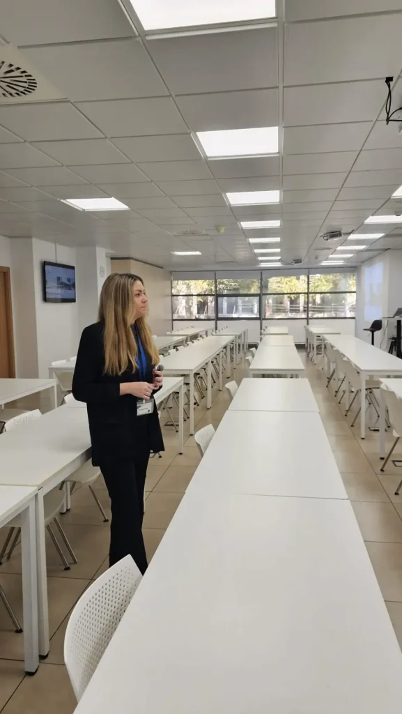 Sala de reunión y formación con personal de atención en centro de negocios INN Offices Cartuja TWD, Sevilla