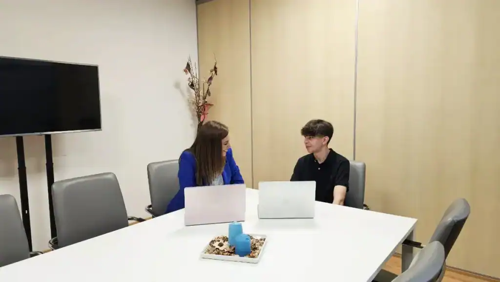 Sala de reunión pequeña con dos profesionales trabajando en centro de negocios INN Offices Aljarafe, Sevilla