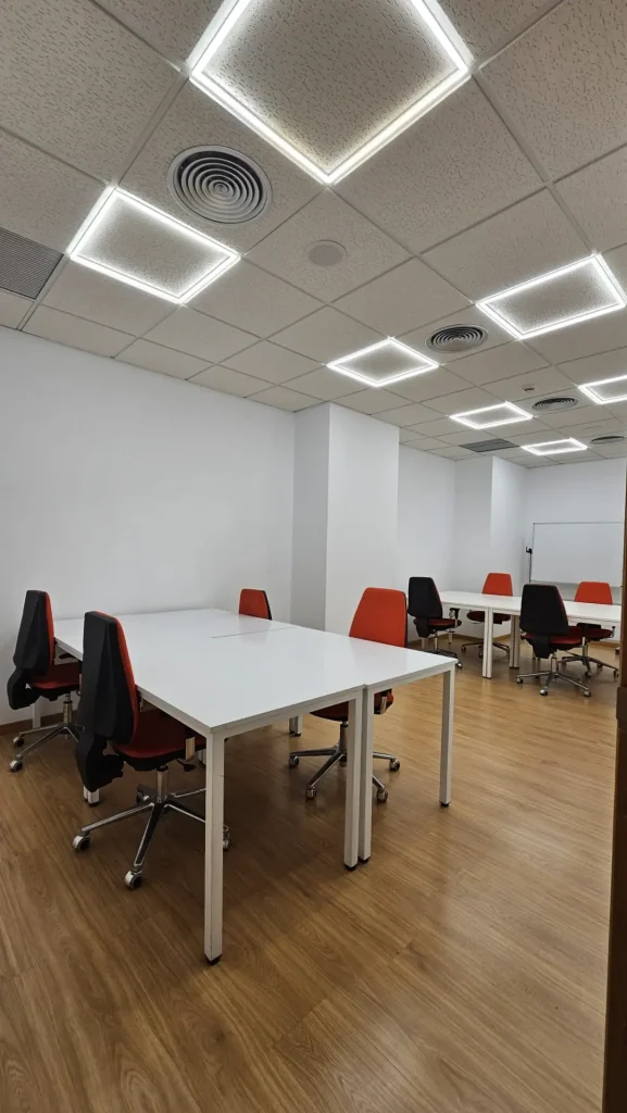 Sala de trabajo compartido con puestos equipados en el centro de negocios INN Offices Torneo, Sevilla
